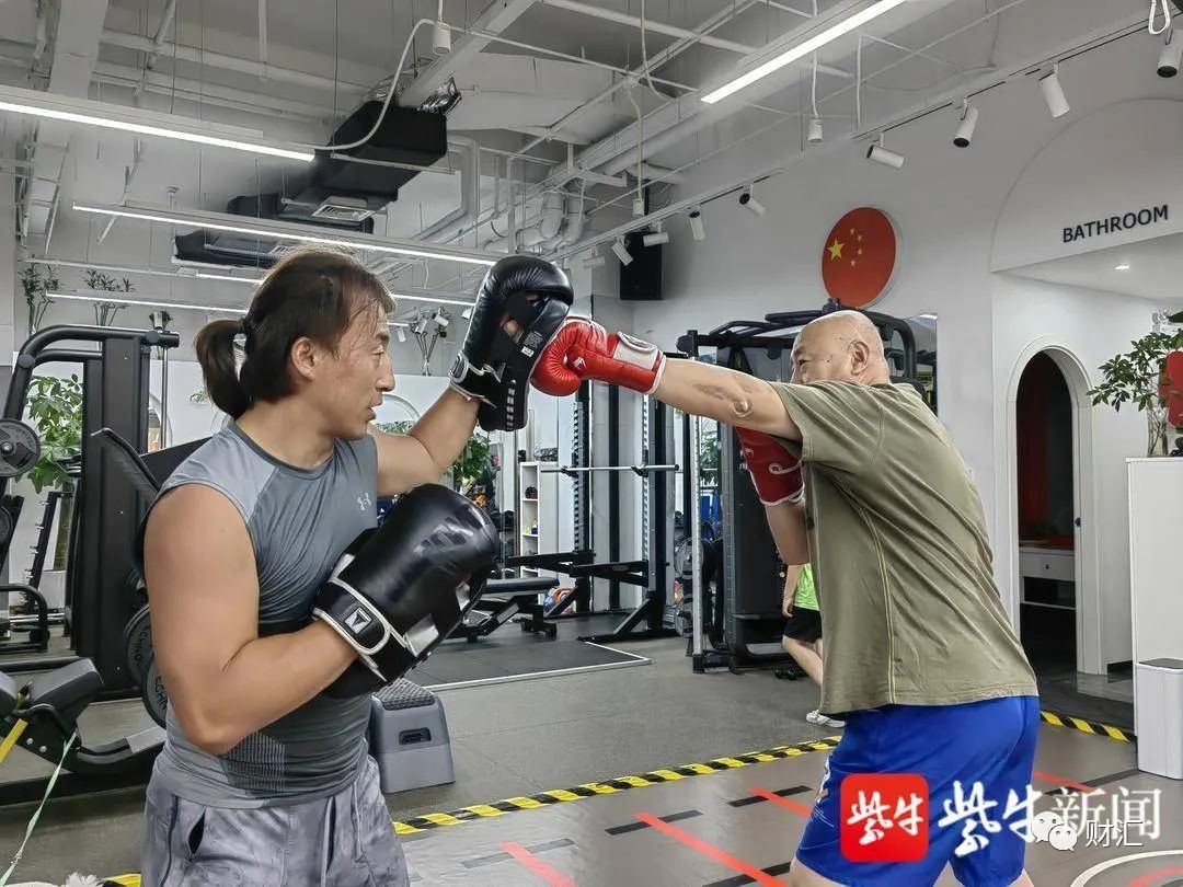 时尚大爷的“魔鬼身材”是怎样练成的?62岁学散打是不是有点酷?有一种“年轻”,与年龄无关休闲区蓝鸢梦想 - Www.slyday.coM 时尚大爷的“魔鬼身材”是怎样练成的?62岁学散打是不是有点酷?有一种“年轻”,与年龄无关休闲区蓝鸢梦想 - Www.slyday.coM