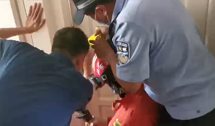 紧急!1岁幼童被反锁屋内哭闹不停,好在…休闲区蓝鸢梦想 - Www.slyday.coM 紧急!1岁幼童被反锁屋内哭闹不停,好在…休闲区蓝鸢梦想 - Www.slyday.coM