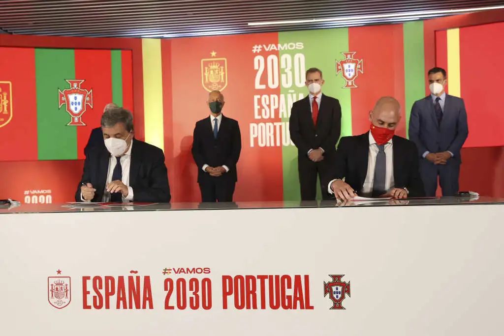 当地时间2021年6月4日，西班牙马德里，西葡两国领导人签署协议，将共同申办2030年世界杯。图源澎湃影像