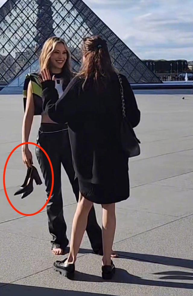 谷爱凌穿露脐装大秀腹肌!画烟熏妆气场强大,当众脱鞋与人热聊休闲区蓝鸢梦想 - Www.slyday.coM 谷爱凌穿露脐装大秀腹肌!画烟熏妆气场强大,当众脱鞋与人热聊休闲区蓝鸢梦想 - Www.slyday.coM