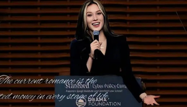 谷爱凌穿露脐装大秀腹肌!画烟熏妆气场强大,当众脱鞋与人热聊休闲区蓝鸢梦想 - Www.slyday.coM 谷爱凌穿露脐装大秀腹肌!画烟熏妆气场强大,当众脱鞋与人热聊休闲区蓝鸢梦想 - Www.slyday.coM