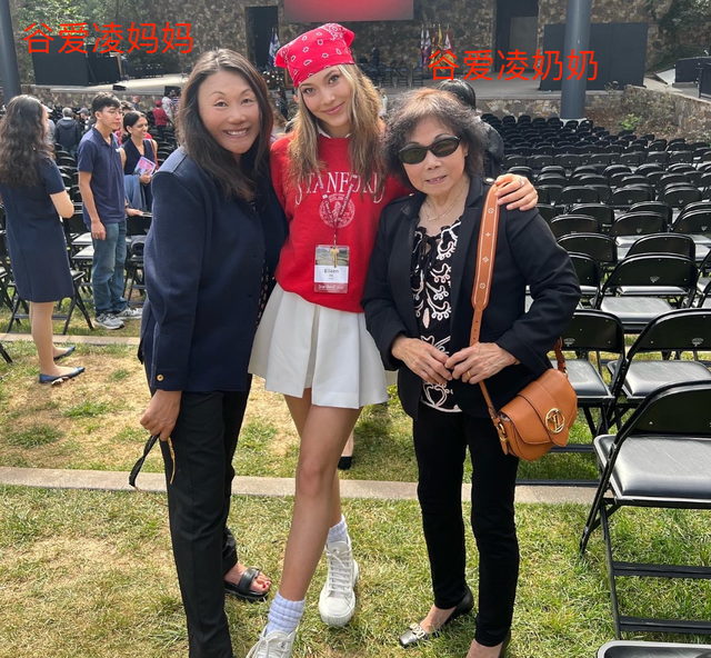 谷爱凌穿露脐装大秀腹肌!画烟熏妆气场强大,当众脱鞋与人热聊休闲区蓝鸢梦想 - Www.slyday.coM 谷爱凌穿露脐装大秀腹肌!画烟熏妆气场强大,当众脱鞋与人热聊休闲区蓝鸢梦想 - Www.slyday.coM