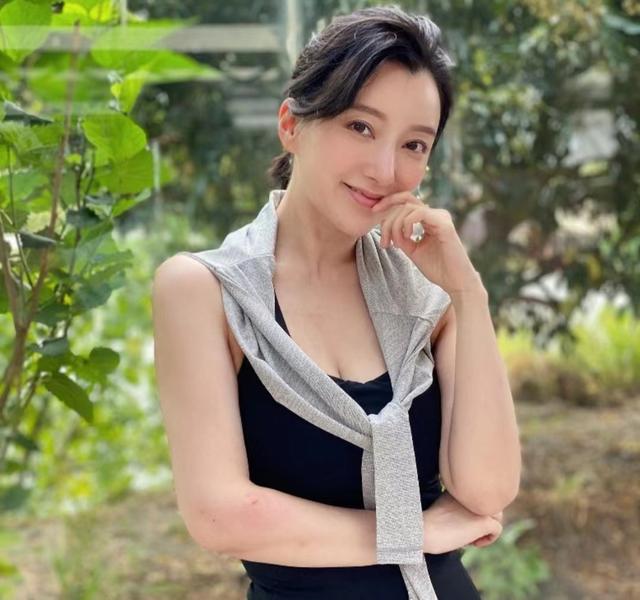 不想再当透明人!TVB女星沉寂已久再战选美,与一众前港姐争奖项休闲区蓝鸢梦想 - Www.slyday.coM 不想再当透明人!TVB女星沉寂已久再战选美,与一众前港姐争奖项休闲区蓝鸢梦想 - Www.slyday.coM