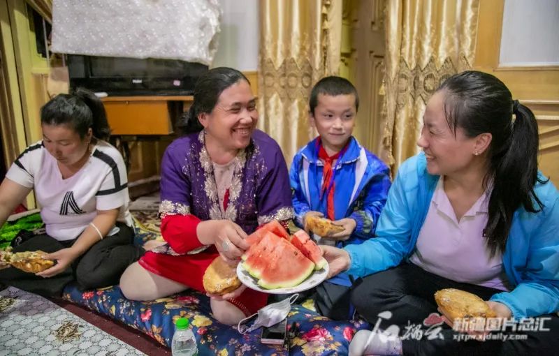 “奋进新时代”主题成就展丨这面“我和我的亲戚”照片墙上 定格了哪些温情瞬间休闲区蓝鸢梦想 - Www.slyday.coM “奋进新时代”主题成就展丨这面“我和我的亲戚”照片墙上 定格了哪些温情瞬间休闲区蓝鸢梦想 - Www.slyday.coM