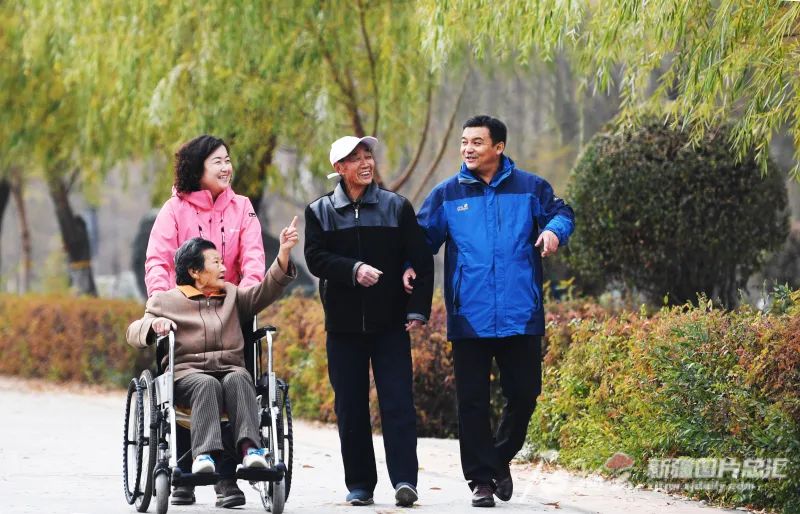 “奋进新时代”主题成就展丨这面“我和我的亲戚”照片墙上 定格了哪些温情瞬间休闲区蓝鸢梦想 - Www.slyday.coM “奋进新时代”主题成就展丨这面“我和我的亲戚”照片墙上 定格了哪些温情瞬间休闲区蓝鸢梦想 - Www.slyday.coM