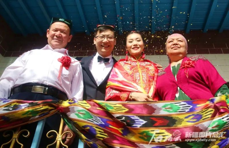 “奋进新时代”主题成就展丨这面“我和我的亲戚”照片墙上 定格了哪些温情瞬间休闲区蓝鸢梦想 - Www.slyday.coM “奋进新时代”主题成就展丨这面“我和我的亲戚”照片墙上 定格了哪些温情瞬间休闲区蓝鸢梦想 - Www.slyday.coM