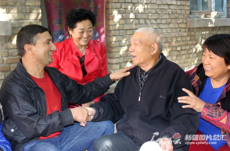 “奋进新时代”主题成就展丨这面“我和我的亲戚”照片墙上 定格了哪些温情瞬间休闲区蓝鸢梦想 - Www.slyday.coM “奋进新时代”主题成就展丨这面“我和我的亲戚”照片墙上 定格了哪些温情瞬间休闲区蓝鸢梦想 - Www.slyday.coM