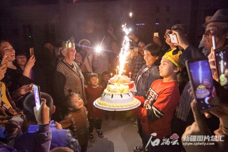 “奋进新时代”主题成就展丨这面“我和我的亲戚”照片墙上 定格了哪些温情瞬间休闲区蓝鸢梦想 - Www.slyday.coM “奋进新时代”主题成就展丨这面“我和我的亲戚”照片墙上 定格了哪些温情瞬间休闲区蓝鸢梦想 - Www.slyday.coM