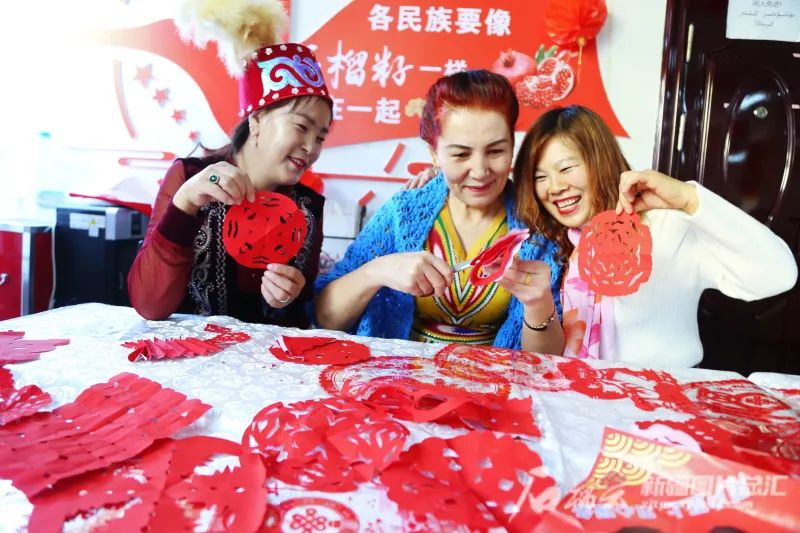 “奋进新时代”主题成就展丨这面“我和我的亲戚”照片墙上 定格了哪些温情瞬间休闲区蓝鸢梦想 - Www.slyday.coM “奋进新时代”主题成就展丨这面“我和我的亲戚”照片墙上 定格了哪些温情瞬间休闲区蓝鸢梦想 - Www.slyday.coM