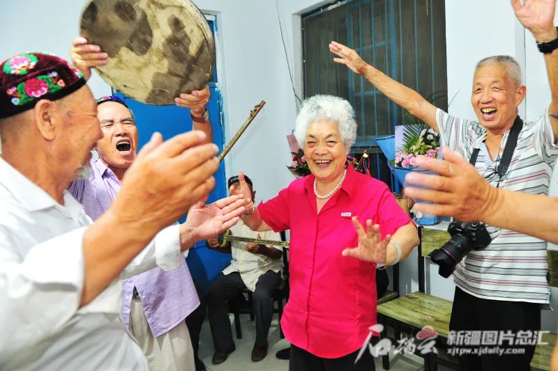 “奋进新时代”主题成就展丨这面“我和我的亲戚”照片墙上 定格了哪些温情瞬间休闲区蓝鸢梦想 - Www.slyday.coM “奋进新时代”主题成就展丨这面“我和我的亲戚”照片墙上 定格了哪些温情瞬间休闲区蓝鸢梦想 - Www.slyday.coM