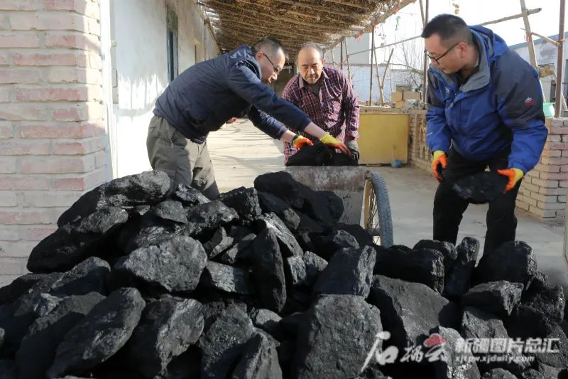 “奋进新时代”主题成就展丨这面“我和我的亲戚”照片墙上 定格了哪些温情瞬间休闲区蓝鸢梦想 - Www.slyday.coM “奋进新时代”主题成就展丨这面“我和我的亲戚”照片墙上 定格了哪些温情瞬间休闲区蓝鸢梦想 - Www.slyday.coM