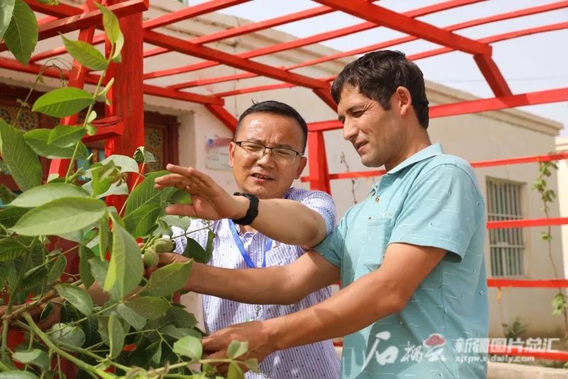 “奋进新时代”主题成就展丨这面“我和我的亲戚”照片墙上 定格了哪些温情瞬间休闲区蓝鸢梦想 - Www.slyday.coM “奋进新时代”主题成就展丨这面“我和我的亲戚”照片墙上 定格了哪些温情瞬间休闲区蓝鸢梦想 - Www.slyday.coM