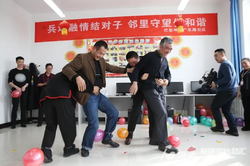 “奋进新时代”主题成就展丨这面“我和我的亲戚”照片墙上 定格了哪些温情瞬间休闲区蓝鸢梦想 - Www.slyday.coM “奋进新时代”主题成就展丨这面“我和我的亲戚”照片墙上 定格了哪些温情瞬间休闲区蓝鸢梦想 - Www.slyday.coM