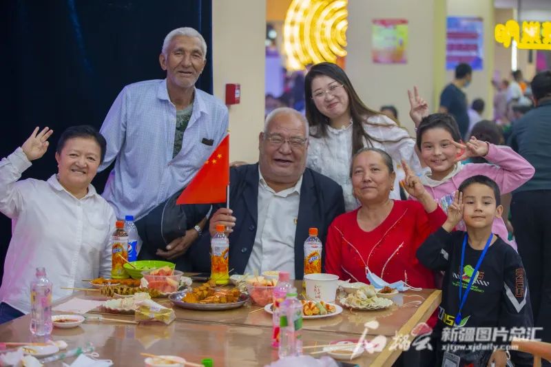 “奋进新时代”主题成就展丨这面“我和我的亲戚”照片墙上 定格了哪些温情瞬间休闲区蓝鸢梦想 - Www.slyday.coM “奋进新时代”主题成就展丨这面“我和我的亲戚”照片墙上 定格了哪些温情瞬间休闲区蓝鸢梦想 - Www.slyday.coM