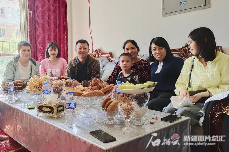 “奋进新时代”主题成就展丨这面“我和我的亲戚”照片墙上 定格了哪些温情瞬间休闲区蓝鸢梦想 - Www.slyday.coM “奋进新时代”主题成就展丨这面“我和我的亲戚”照片墙上 定格了哪些温情瞬间休闲区蓝鸢梦想 - Www.slyday.coM