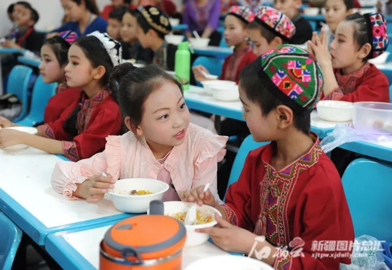 “奋进新时代”主题成就展丨这面“我和我的亲戚”照片墙上 定格了哪些温情瞬间休闲区蓝鸢梦想 - Www.slyday.coM “奋进新时代”主题成就展丨这面“我和我的亲戚”照片墙上 定格了哪些温情瞬间休闲区蓝鸢梦想 - Www.slyday.coM