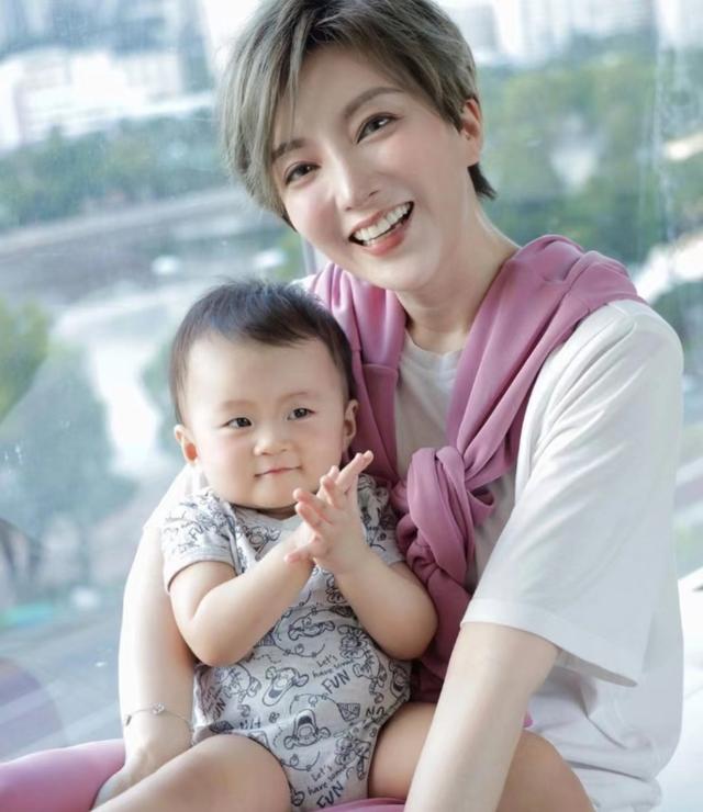 不想再当透明人!TVB女星沉寂已久再战选美,与一众前港姐争奖项休闲区蓝鸢梦想 - Www.slyday.coM 不想再当透明人!TVB女星沉寂已久再战选美,与一众前港姐争奖项休闲区蓝鸢梦想 - Www.slyday.coM