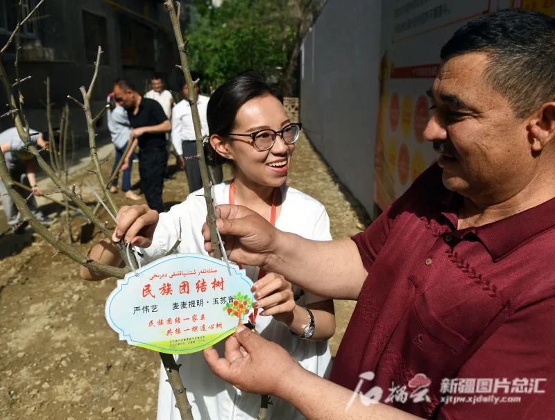 “奋进新时代”主题成就展丨这面“我和我的亲戚”照片墙上 定格了哪些温情瞬间休闲区蓝鸢梦想 - Www.slyday.coM “奋进新时代”主题成就展丨这面“我和我的亲戚”照片墙上 定格了哪些温情瞬间休闲区蓝鸢梦想 - Www.slyday.coM