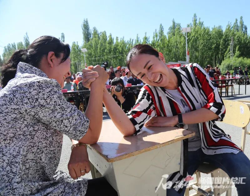 “奋进新时代”主题成就展丨这面“我和我的亲戚”照片墙上 定格了哪些温情瞬间休闲区蓝鸢梦想 - Www.slyday.coM “奋进新时代”主题成就展丨这面“我和我的亲戚”照片墙上 定格了哪些温情瞬间休闲区蓝鸢梦想 - Www.slyday.coM