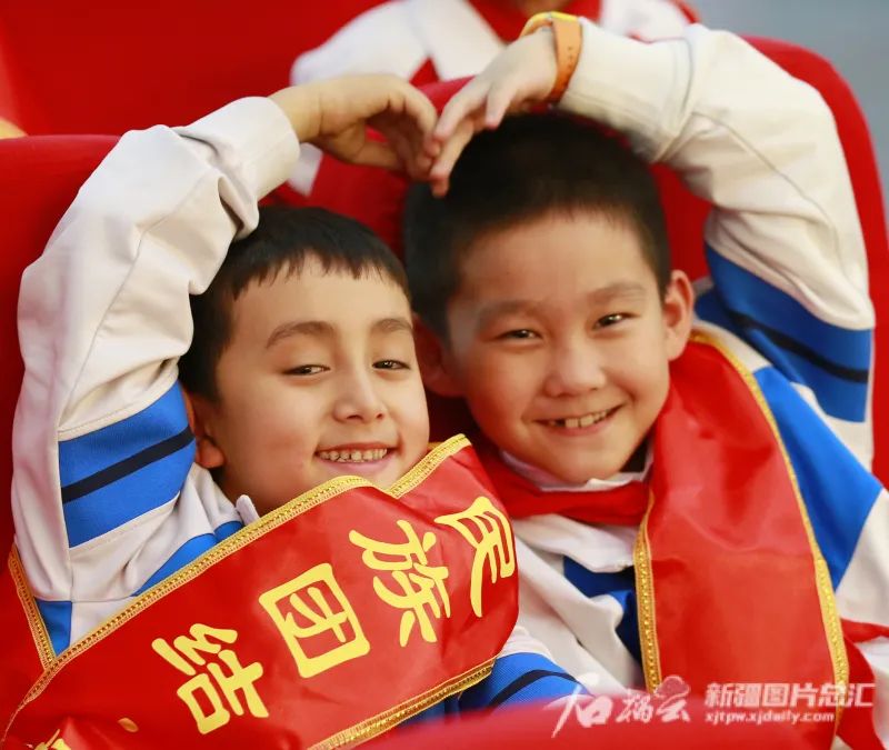 “奋进新时代”主题成就展丨这面“我和我的亲戚”照片墙上 定格了哪些温情瞬间休闲区蓝鸢梦想 - Www.slyday.coM “奋进新时代”主题成就展丨这面“我和我的亲戚”照片墙上 定格了哪些温情瞬间休闲区蓝鸢梦想 - Www.slyday.coM