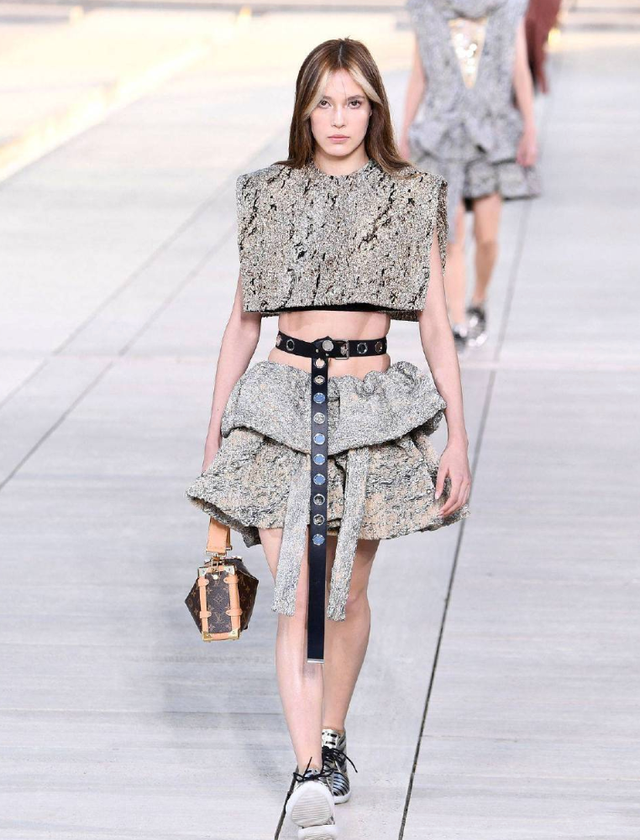 谷爱凌穿露脐装大秀腹肌!画烟熏妆气场强大,当众脱鞋与人热聊休闲区蓝鸢梦想 - Www.slyday.coM 谷爱凌穿露脐装大秀腹肌!画烟熏妆气场强大,当众脱鞋与人热聊休闲区蓝鸢梦想 - Www.slyday.coM