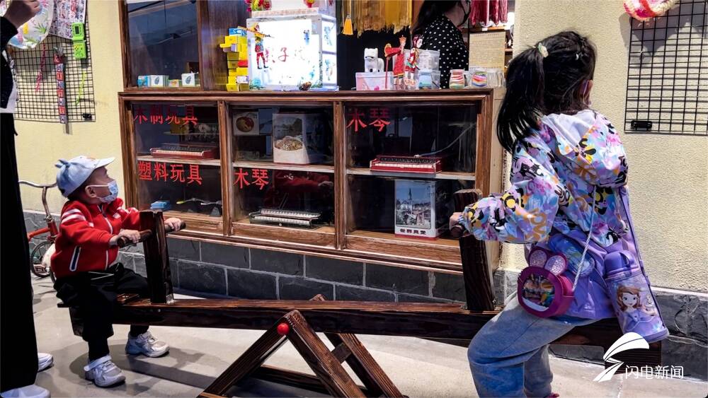 国庆游玩,谁的“童年DNA”动了?济南这里的老玩具收获大朋友小朋友芳心休闲区蓝鸢梦想 - Www.slyday.coM 国庆游玩,谁的“童年DNA”动了?济南这里的老玩具收获大朋友小朋友芳心休闲区蓝鸢梦想 - Www.slyday.coM