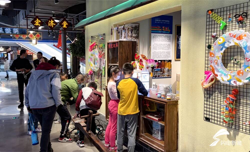 国庆游玩,谁的“童年DNA”动了?济南这里的老玩具收获大朋友小朋友芳心休闲区蓝鸢梦想 - Www.slyday.coM 国庆游玩,谁的“童年DNA”动了?济南这里的老玩具收获大朋友小朋友芳心休闲区蓝鸢梦想 - Www.slyday.coM