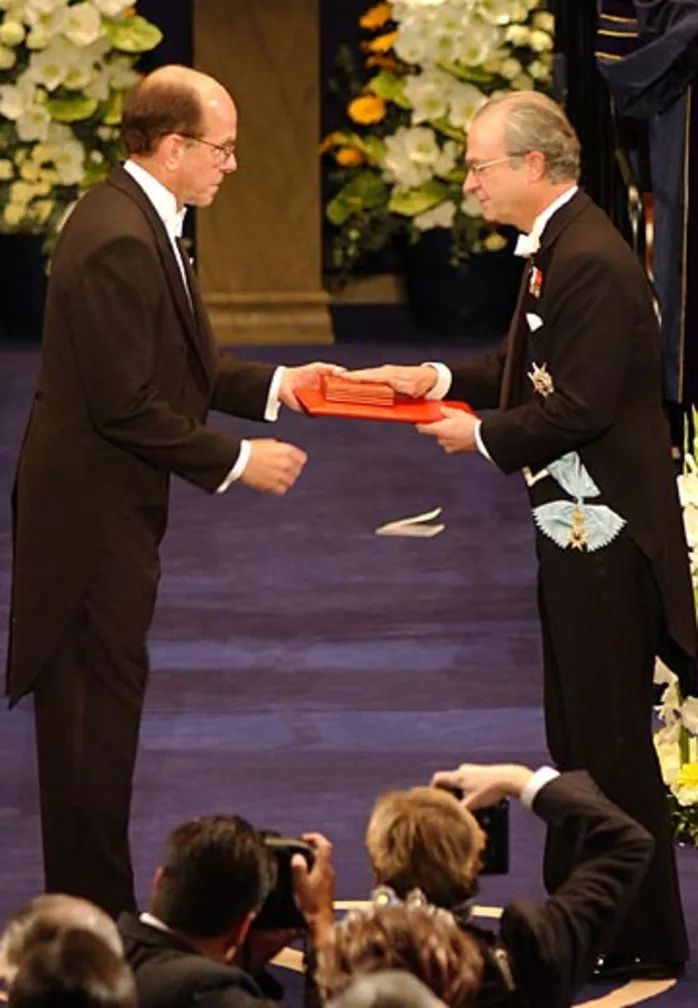2001年，夏普利斯因手性催化氧化反应获诺贝尔化学奖。图片来源：诺贝尔奖官网