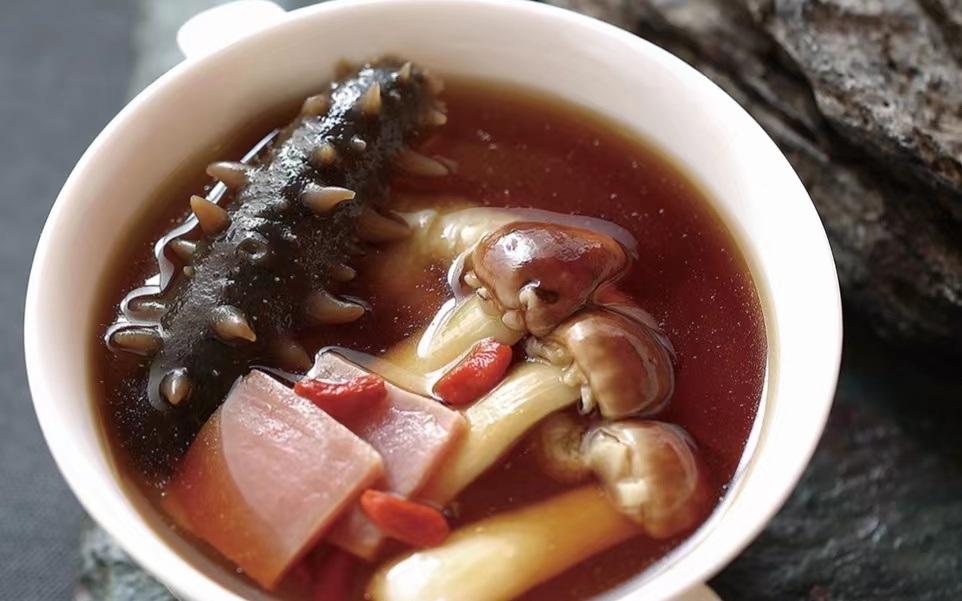 姬松茸炖辽参汤。