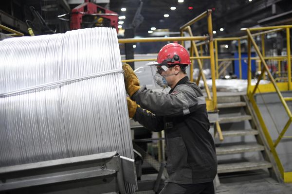 9月27日，一名工人在俄罗斯伊尔库茨克州的一处铝厂内工作。（俄罗斯卫星社）