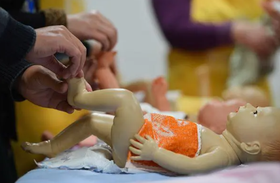 ▲资料图：家政服务人员进行岗前培训。图/新华社