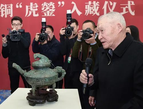 中国国家博物馆研究院名誉院长孙机(前)在讲解青铜“虎鎣”相关知识。新华社记者 李贺 摄