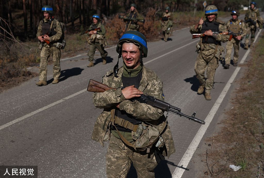 当地时间2022年10月7日，顿涅茨克地区，乌克兰军人在Svyatogirsk郊外巡逻。人民视觉 图