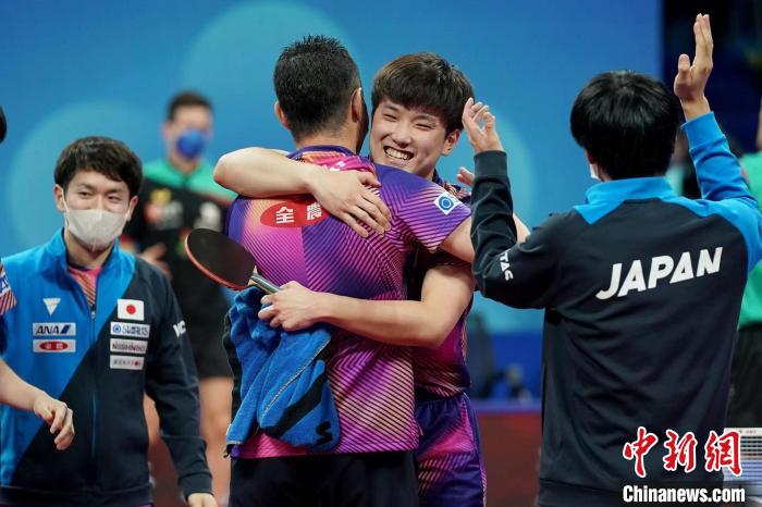 日本男团赛后开心拥抱。 国际乒联供图