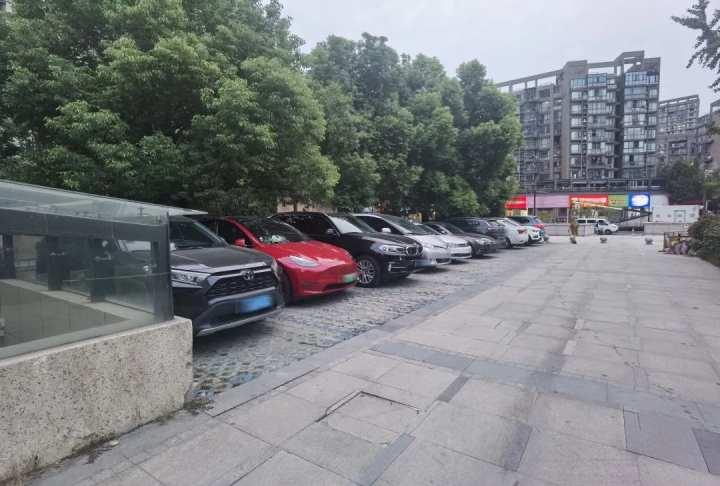 年入上百万,我家小区原来这么值钱!这些钱都是这么来的……休闲区蓝鸢梦想 - Www.slyday.coM 年入上百万,我家小区原来这么值钱!这些钱都是这么来的……休闲区蓝鸢梦想 - Www.slyday.coM