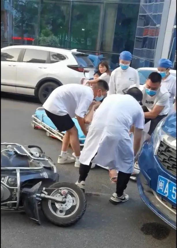 这个穿着便装救人的兵哥哥,找到了!休闲区蓝鸢梦想 - Www.slyday.coM 这个穿着便装救人的兵哥哥,找到了!休闲区蓝鸢梦想 - Www.slyday.coM