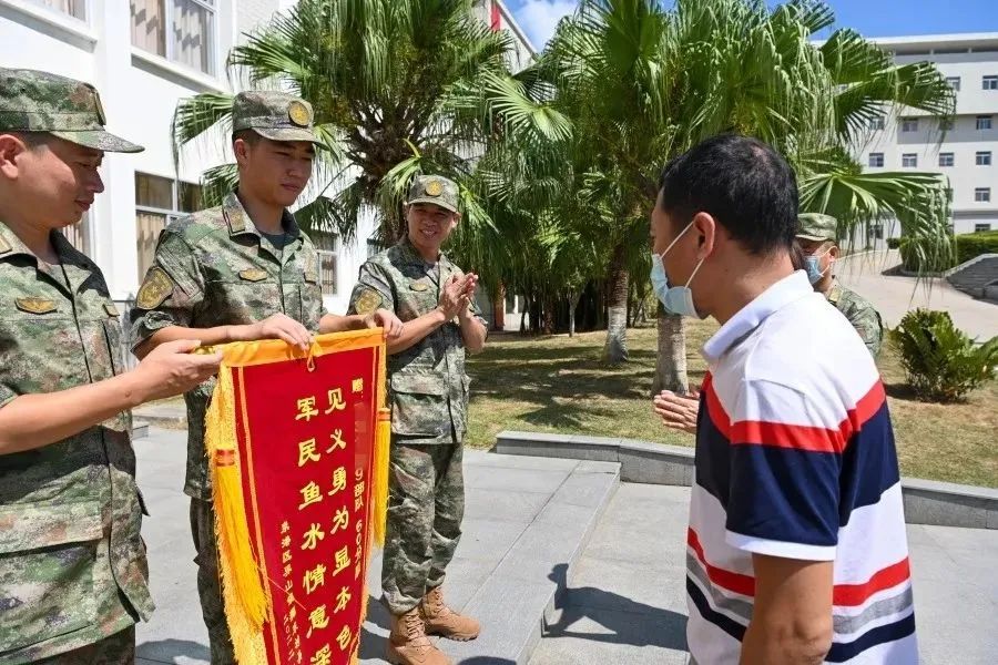 这个穿着便装救人的兵哥哥,找到了!休闲区蓝鸢梦想 - Www.slyday.coM 这个穿着便装救人的兵哥哥,找到了!休闲区蓝鸢梦想 - Www.slyday.coM