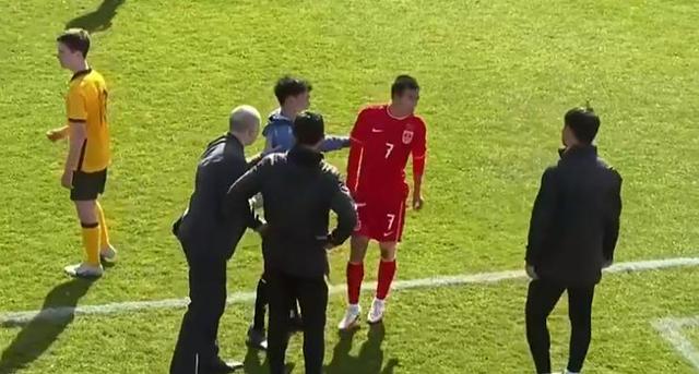 裁判抢镜!U17国足1休闲区蓝鸢梦想 - Www.slyday.coM 裁判抢镜!U17国足1休闲区蓝鸢梦想 - Www.slyday.coM