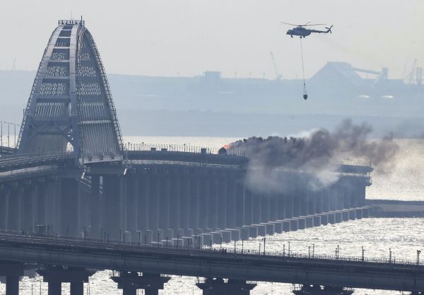10月8日，直升机在克里米亚大桥起火现场灭火。（新华社/塔斯社）