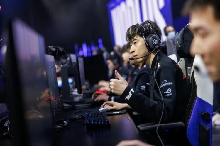 英雄联盟S12世界赛:中国LPL赛区渐入佳境 小组赛三战全胜休闲区蓝鸢梦想 - Www.slyday.coM 英雄联盟S12世界赛:中国LPL赛区渐入佳境 小组赛三战全胜休闲区蓝鸢梦想 - Www.slyday.coM