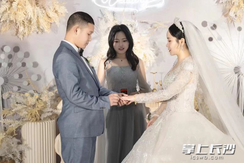 兼职伴娘、兼职DM、夜市摆摊……这个假期 长沙年轻人玩着把钱赚了休闲区蓝鸢梦想 - Www.slyday.coM 兼职伴娘、兼职DM、夜市摆摊……这个假期 长沙年轻人玩着把钱赚了休闲区蓝鸢梦想 - Www.slyday.coM