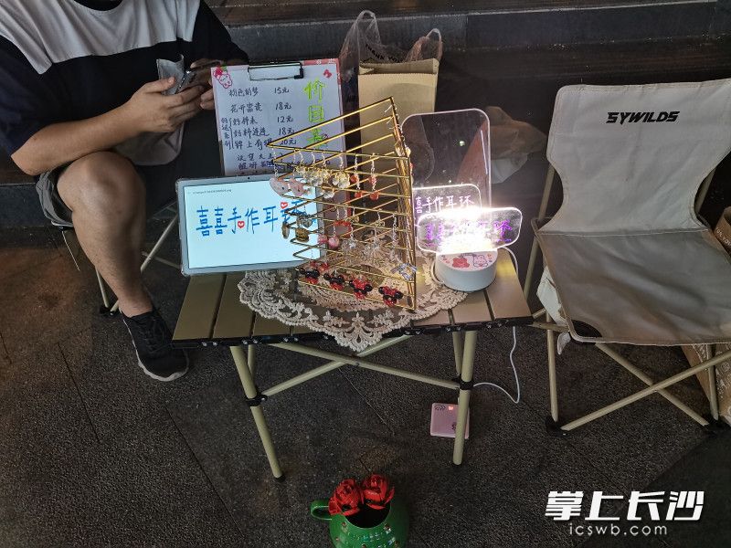 兼职伴娘、兼职DM、夜市摆摊……这个假期 长沙年轻人玩着把钱赚了休闲区蓝鸢梦想 - Www.slyday.coM 兼职伴娘、兼职DM、夜市摆摊……这个假期 长沙年轻人玩着把钱赚了休闲区蓝鸢梦想 - Www.slyday.coM