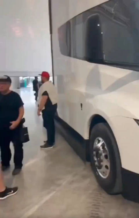 特斯拉Semi电动卡车实拍，计划12月1日交付给百事公司……