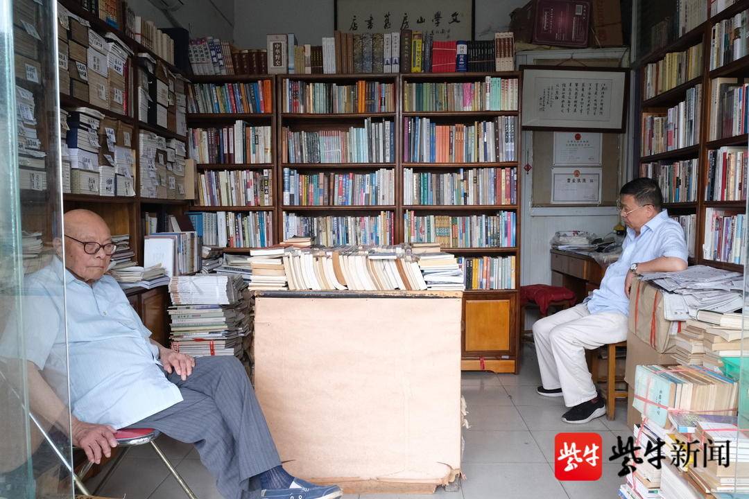 江家四代人守候的“文学山房”旧书店:最重要的不是赚钱,是老人家喜欢休闲区蓝鸢梦想 - Www.slyday.coM 江家四代人守候的“文学山房”旧书店:最重要的不是赚钱,是老人家喜欢休闲区蓝鸢梦想 - Www.slyday.coM