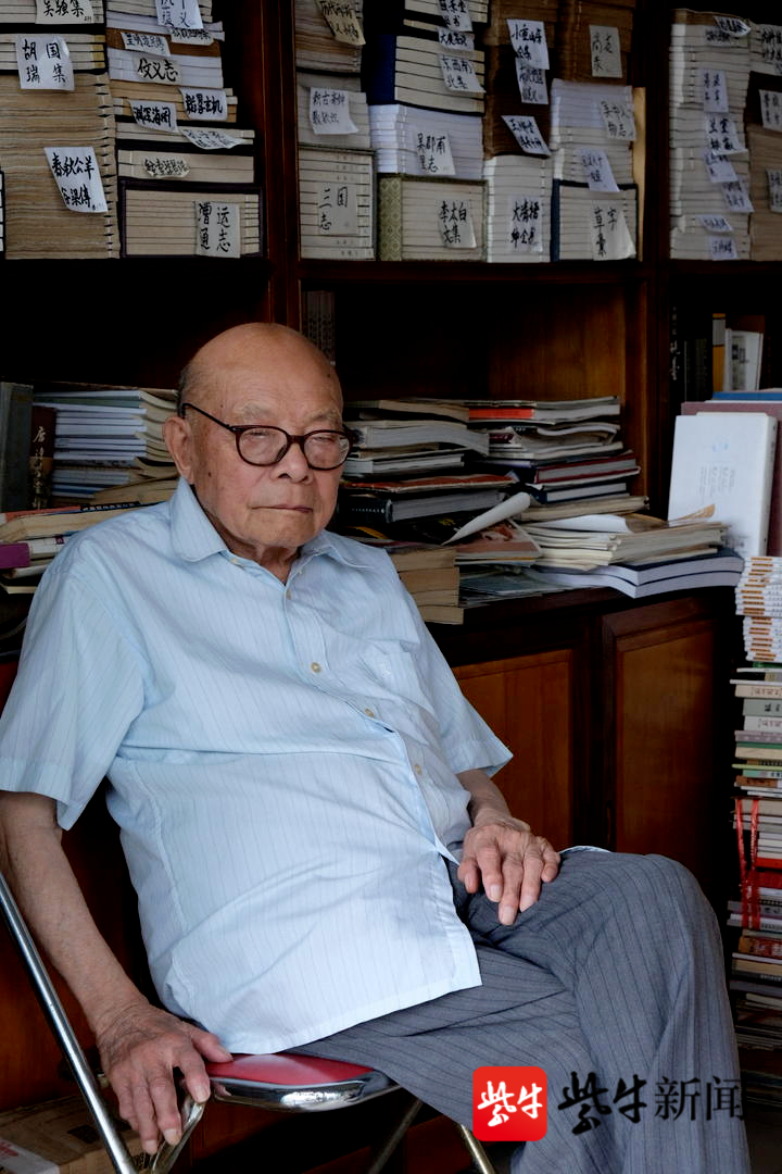 江家四代人守候的“文学山房”旧书店:最重要的不是赚钱,是老人家喜欢休闲区蓝鸢梦想 - Www.slyday.coM 江家四代人守候的“文学山房”旧书店:最重要的不是赚钱,是老人家喜欢休闲区蓝鸢梦想 - Www.slyday.coM