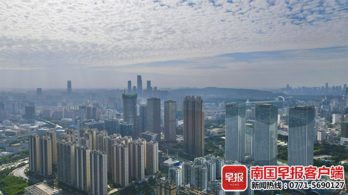 美!南宁天空现大片鱼鳞状白云休闲区蓝鸢梦想 - Www.slyday.coM 美!南宁天空现大片鱼鳞状白云休闲区蓝鸢梦想 - Www.slyday.coM