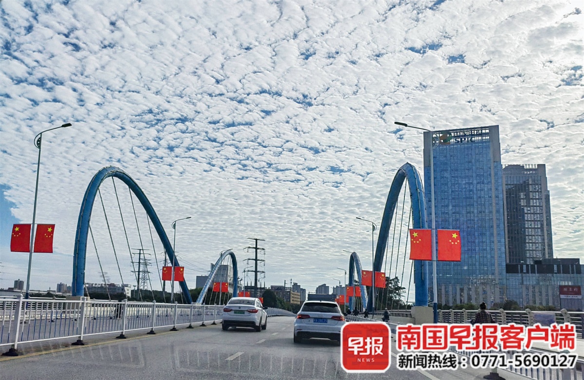 美!南宁天空现大片鱼鳞状白云休闲区蓝鸢梦想 - Www.slyday.coM 美!南宁天空现大片鱼鳞状白云休闲区蓝鸢梦想 - Www.slyday.coM