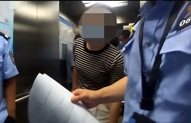 上海警方严查涉疫违法:9月以来80余人涉代做核酸被处罚,2人被刑事立案休闲区蓝鸢梦想 - Www.slyday.coM 上海警方严查涉疫违法:9月以来80余人涉代做核酸被处罚,2人被刑事立案休闲区蓝鸢梦想 - Www.slyday.coM