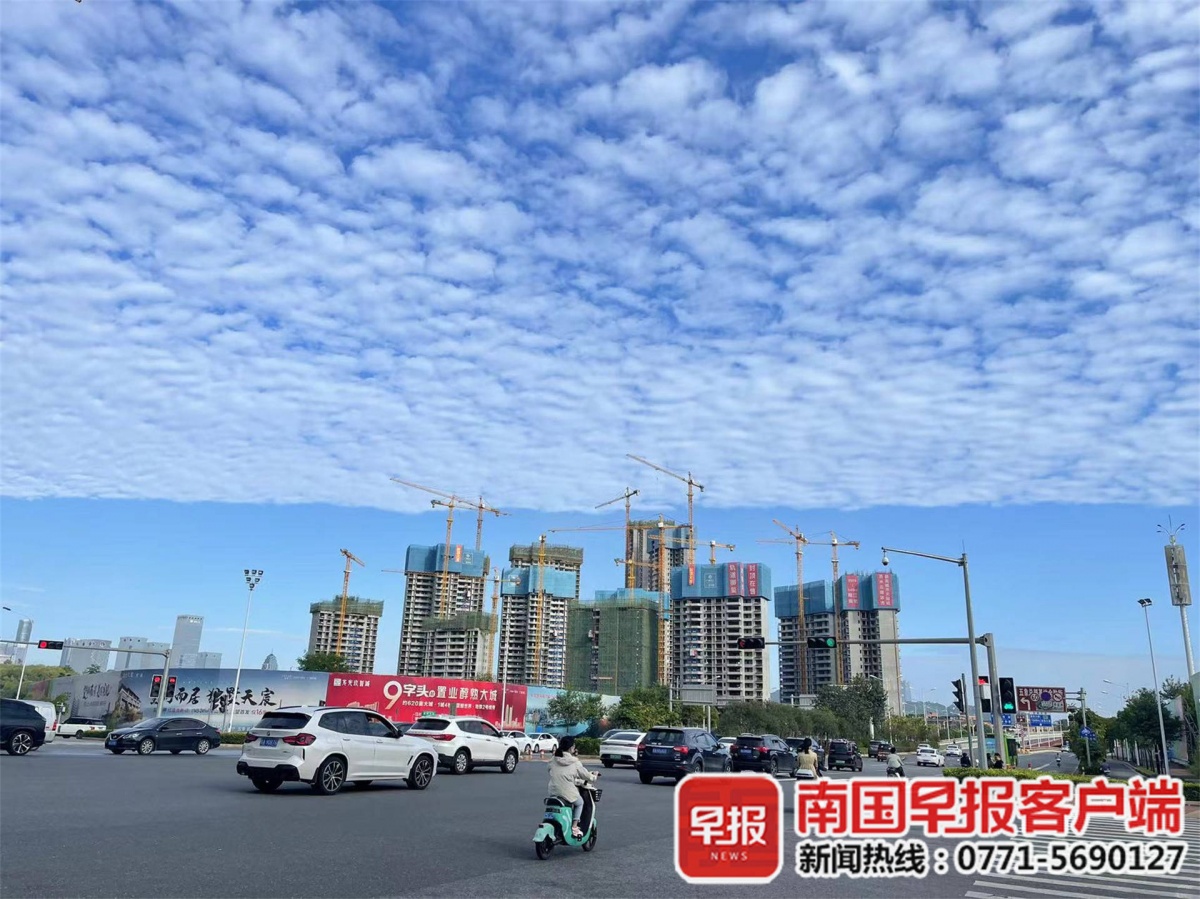 美!南宁天空现大片鱼鳞状白云休闲区蓝鸢梦想 - Www.slyday.coM 美!南宁天空现大片鱼鳞状白云休闲区蓝鸢梦想 - Www.slyday.coM