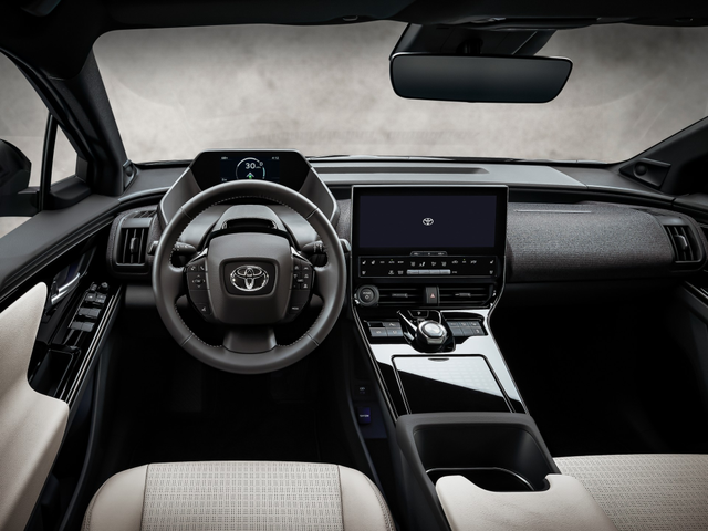 换代CR-V对比丰田bZ4X,相同预算下,买油车还是电车?